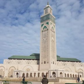Hassan-II.-Moschee in Casablanca mit mächtigem Minarett unter teils bewölktem Himmel