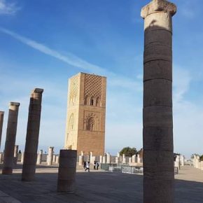 Ruinen des Hassan-Turms in Rabat mit einzelnen Säulenresten unter blauem Himmel