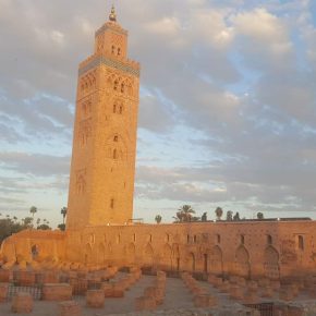 Die Koutoubia-Moschee in Marrakesch im warmen Abendlicht mit leicht bewölktem Himmel