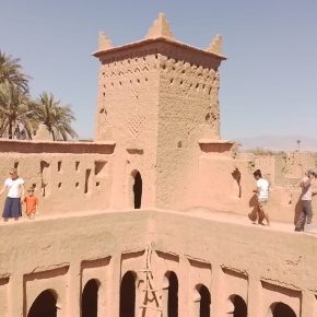 Menschen auf einer Mauer