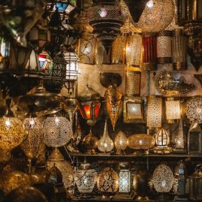 Auslage mit marokkanischen Laternen und Metalllampen in einem traditionellen Souk bei warmem Licht