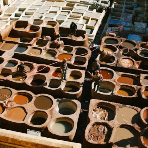 Traditionelle weiß-blaue Häuser und Fischerboote im malerischen Küstendorf Asilah am Atlantik