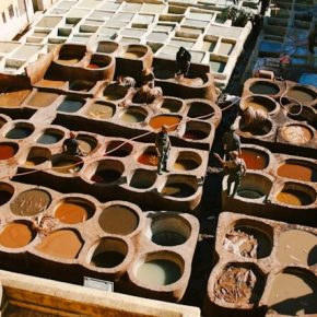 Traditionelle Gerberei mit runden Färbebottichen in verschiedenen Brauntönen in der Altstadt von Fez