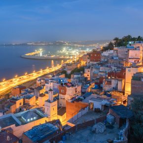 Blick auf die blau gestrichenen Häuser von Chefchaouen am Hang des Rif-Gebirges bei strahlend blauem Himmel