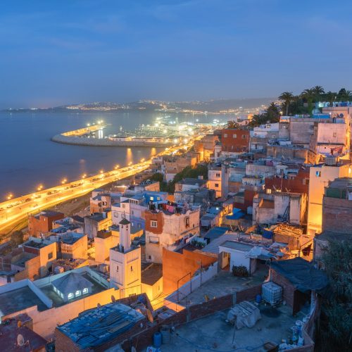 Blick auf die blau gestrichenen Häuser von Chefchaouen am Hang des Rif-Gebirges bei strahlend blauem Himmel